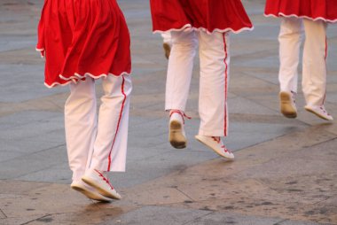 Halk festivalinde geleneksel bas dansı
