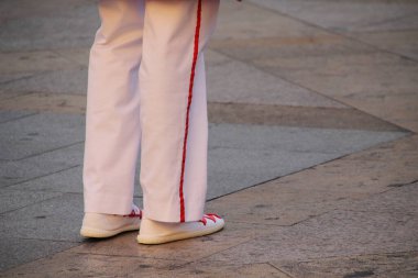 Halk festivalinde geleneksel bas dansı