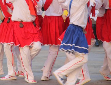 Halk festivalinde geleneksel bas dansı