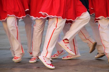 Halk festivalinde geleneksel bas dansı
