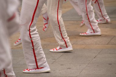 Halk festivalinde geleneksel bas dansı