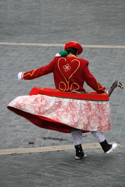 Halk Festivalinde Geleneksel Bas Dansı — Stok fotoğraf