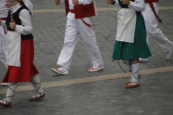 民俗祭の伝統的なバスク舞踊は — ストック写真