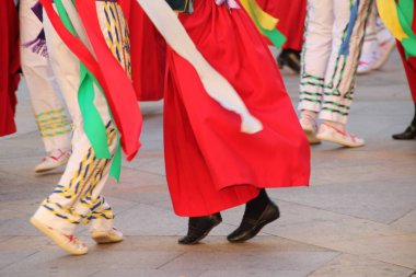 Halk festivalinde geleneksel bas dansı