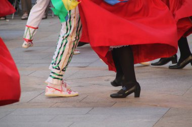 Halk festivalinde geleneksel bas dansı