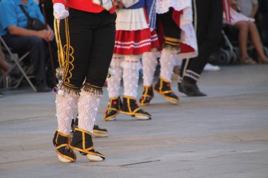 Halk festivalinde geleneksel bas dansı