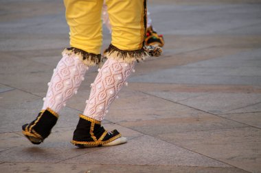 Halk festivalinde geleneksel bas dansı