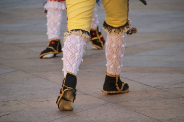 Halk festivalinde geleneksel bas dansı