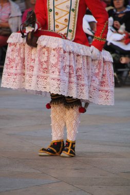 Halk festivalinde geleneksel bas dansı