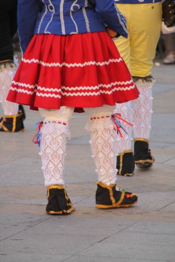 Halk festivalinde geleneksel bas dansı