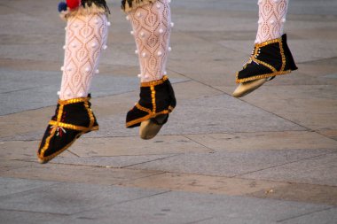 Halk festivalinde geleneksel bas dansı