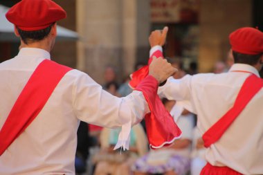 Halk festivalinde geleneksel bas dansı