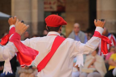 Halk festivalinde geleneksel bas dansı