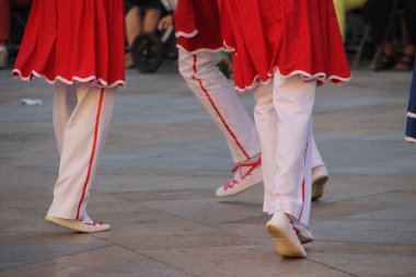 Halk festivalinde geleneksel bas dansı