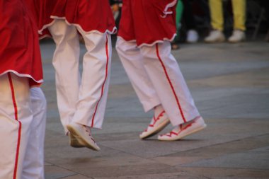 Halk festivalinde geleneksel bas dansı