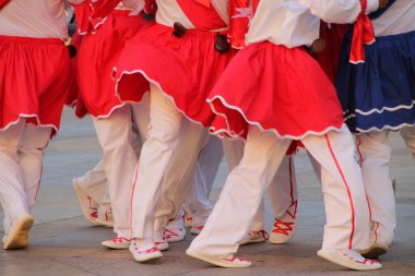 Halk festivalinde geleneksel bas dansı