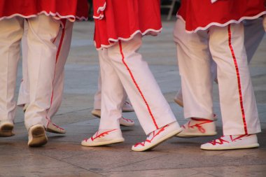 Halk festivalinde geleneksel bas dansı