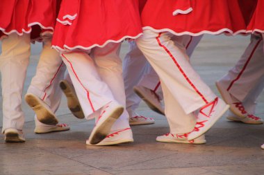 Halk festivalinde geleneksel bas dansı