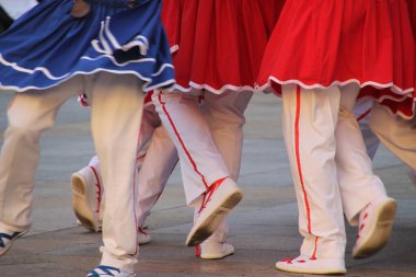 Halk festivalinde geleneksel bas dansı