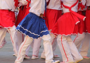 Halk festivalinde geleneksel bas dansı