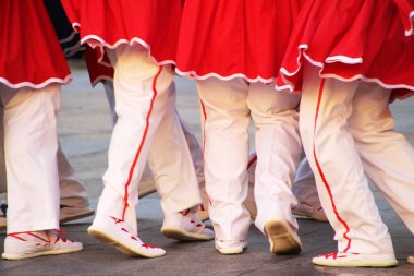 Halk festivalinde geleneksel bas dansı