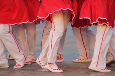 Halk festivalinde geleneksel bas dansı