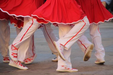 Halk festivalinde geleneksel bas dansı