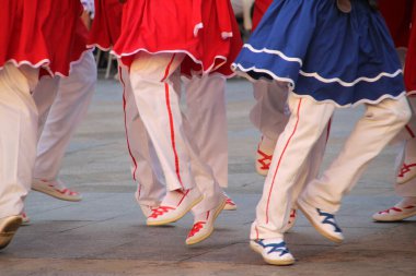 Halk festivalinde geleneksel bas dansı