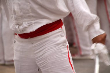 Halk festivalinde geleneksel bas dansı