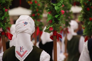 Halk festivalinde geleneksel bas dansı