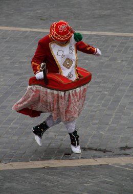 Halk festivalinde geleneksel bas dansı