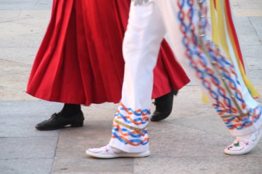 Halk festivalinde geleneksel bas dansı