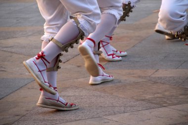 Halk festivalinde geleneksel bas dansı