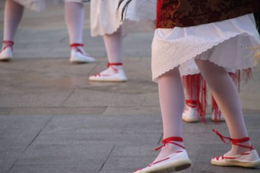 Halk festivalinde geleneksel bas dansı