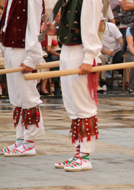 Halk festivalinde geleneksel bas dansı