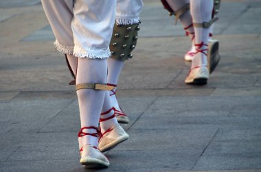 Halk festivalinde geleneksel bas dansı