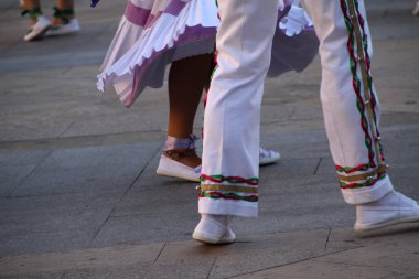 Halk festivalinde geleneksel bas dansı