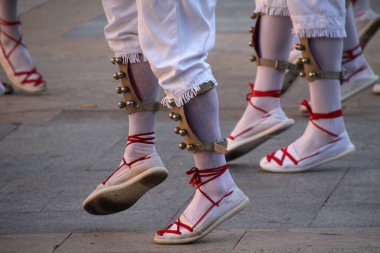 Halk festivalinde geleneksel bas dansı