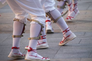 Halk festivalinde geleneksel bas dansı
