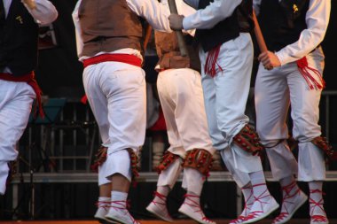 Halk festivalinde geleneksel bas dansı