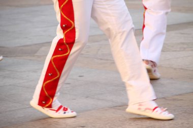 Halk festivalinde geleneksel bas dansı