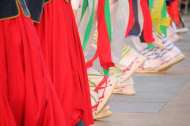 Halk festivalinde geleneksel bas dansı