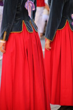 Halk festivalinde geleneksel bas dansı