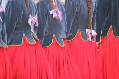 Halk festivalinde geleneksel bas dansı