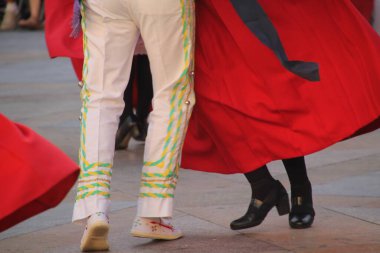 Halk festivalinde geleneksel bas dansı