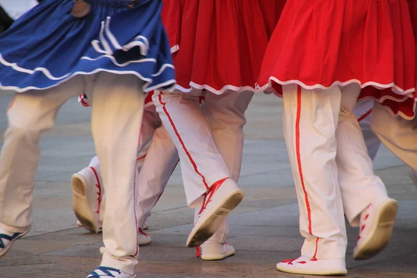 Halk festivalinde geleneksel bas dansı
