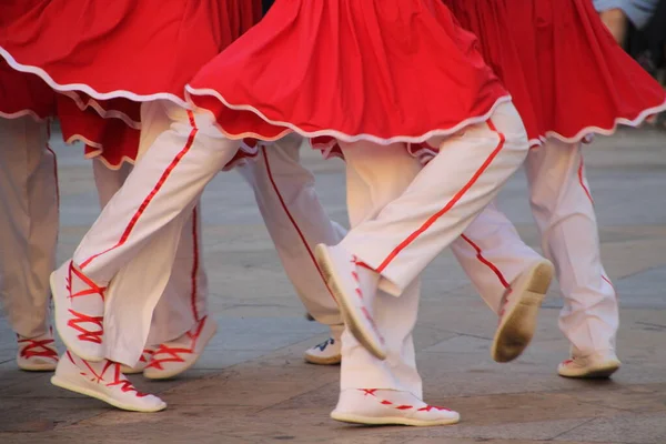 Halk festivalinde geleneksel bas dansı