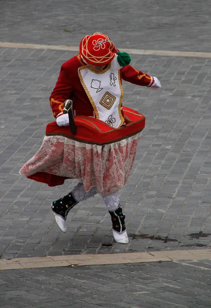Halk festivalinde geleneksel bas dansı
