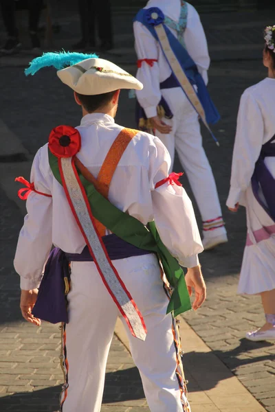 民俗祭の伝統的なバスク舞踊は — ストック写真