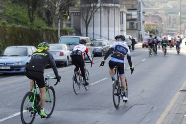 Berlin 'in bir caddesinde bisiklet süren bir motorcu.